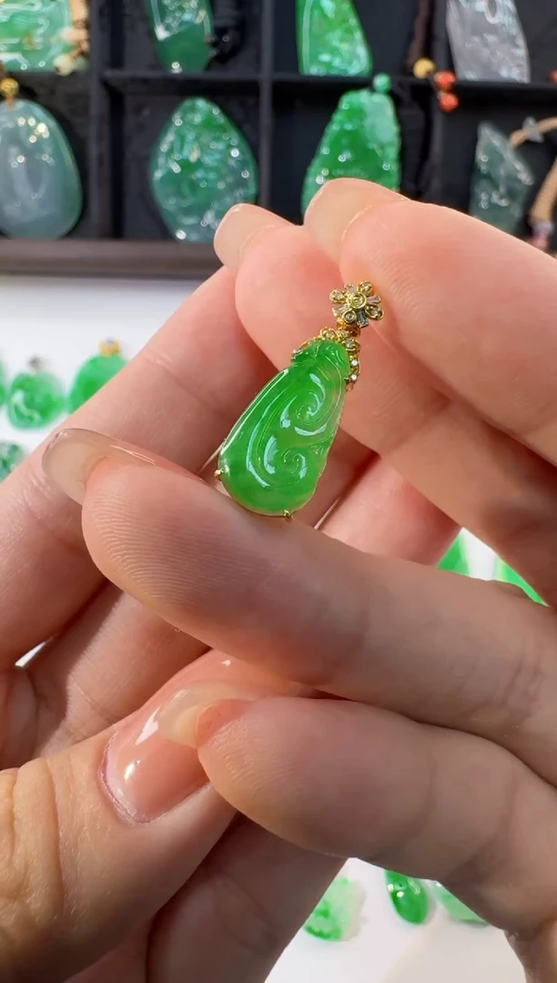 颈饰18K金镶嵌翡翠缅甸A货翡翠