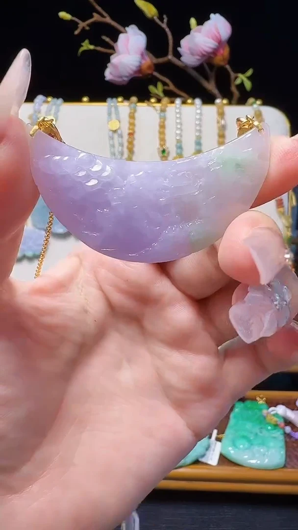 翡翠未镶嵌颈饰弯弯