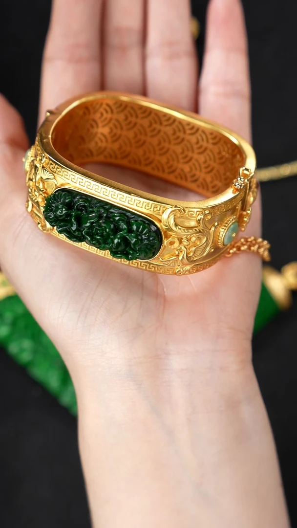 颈饰未镶嵌翡翠只****圆手镯