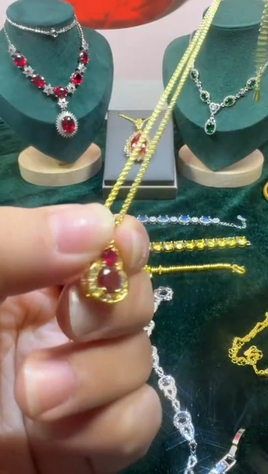 颈饰18K金镶嵌红宝石1