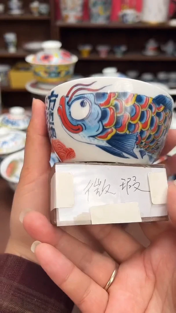 【闪购商品】微瑕福利价        炫彩龙鱼缸杯