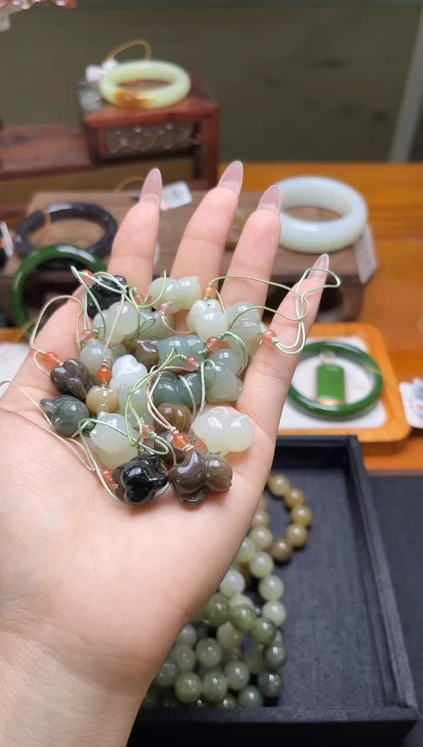 未镶嵌和田玉挂件多产地小猫 有瑕疵 多样性发一