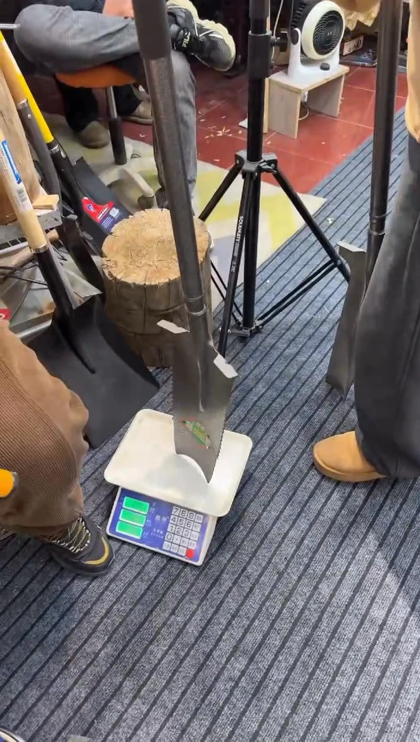 军印挖树锹旁边锯齿