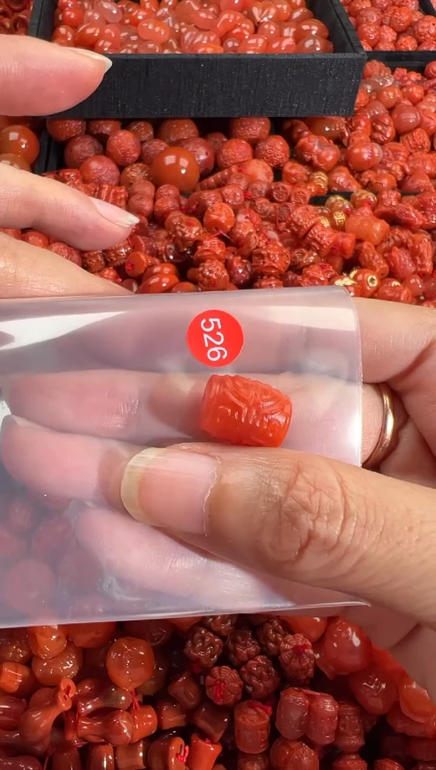 南红玛瑙未镶嵌颈饰1