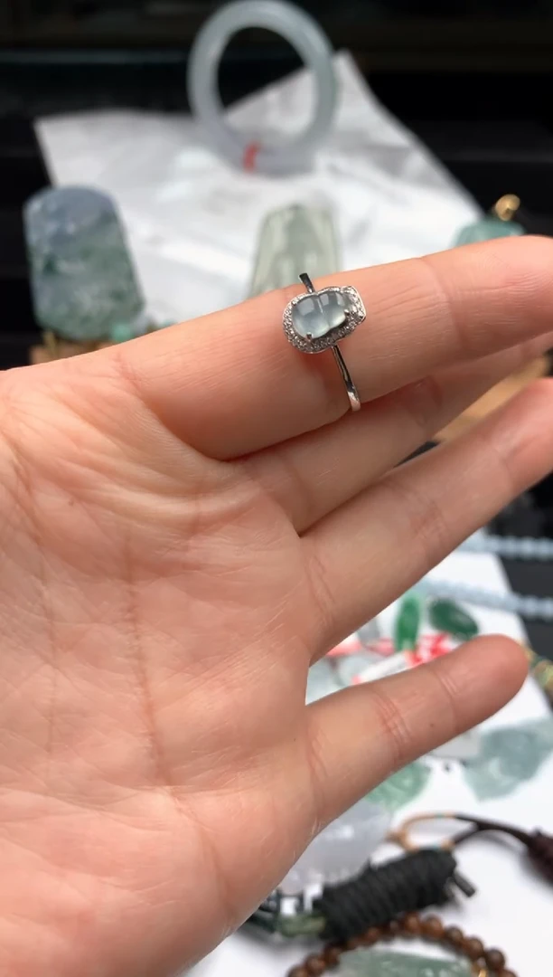 颈饰18K金镶嵌翡翠戒指