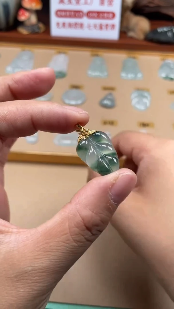 翡翠18K金镶嵌颈饰叶子