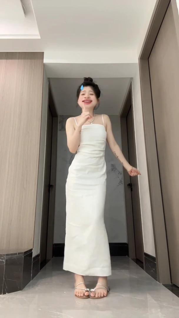 极简性感风一字肩修身抹胸长款连衣裙高级感缎面裹胸褶皱长连身裙