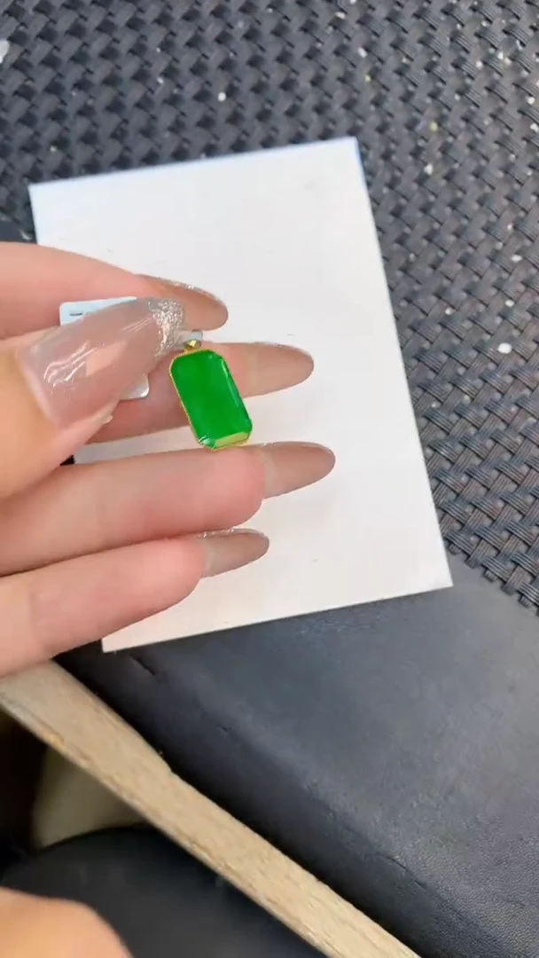 颈饰18K金镶嵌翡翠1