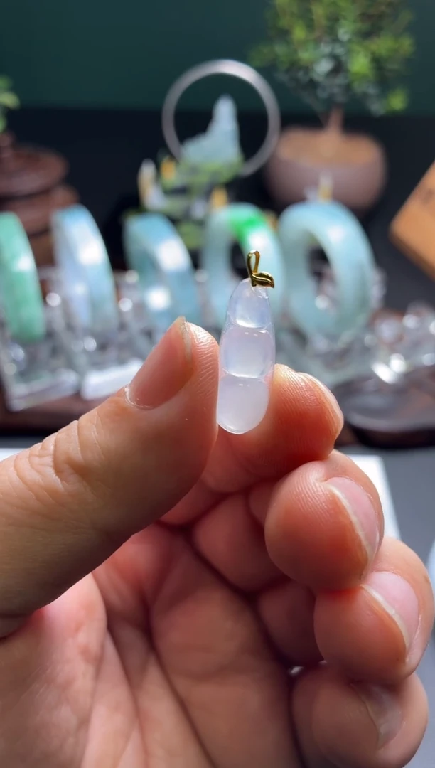 颈饰18K金镶嵌翡翠豆子