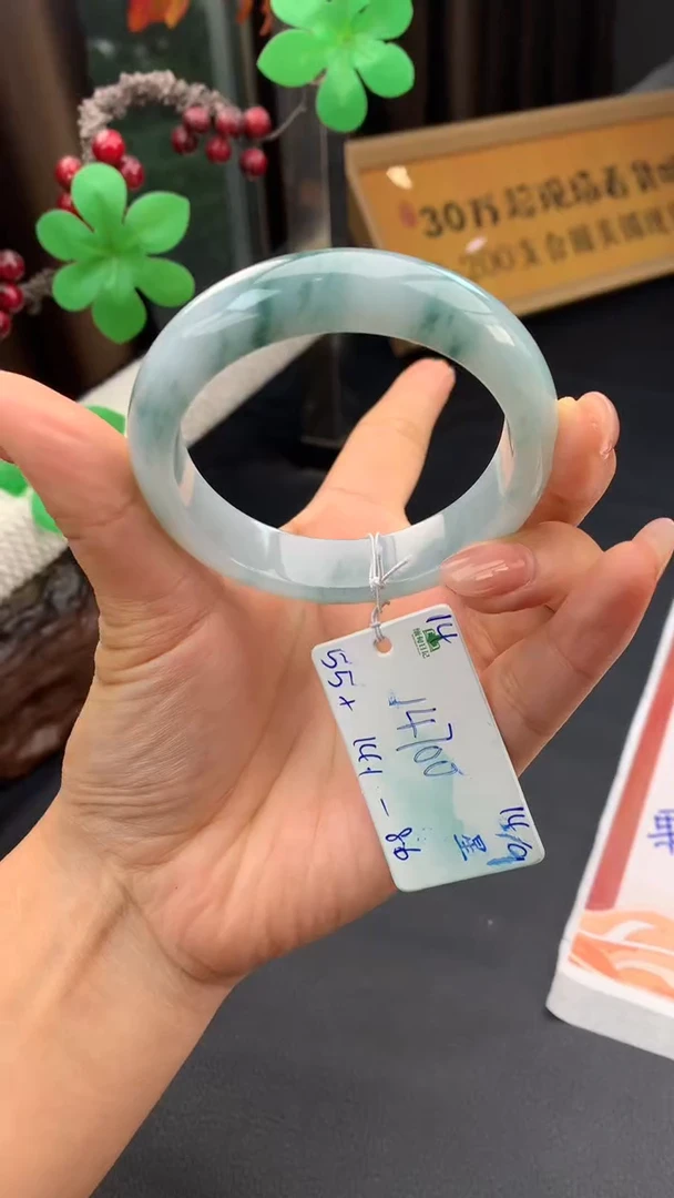 未镶嵌手镯翡翠自带#送人#，联系客服核对地址~