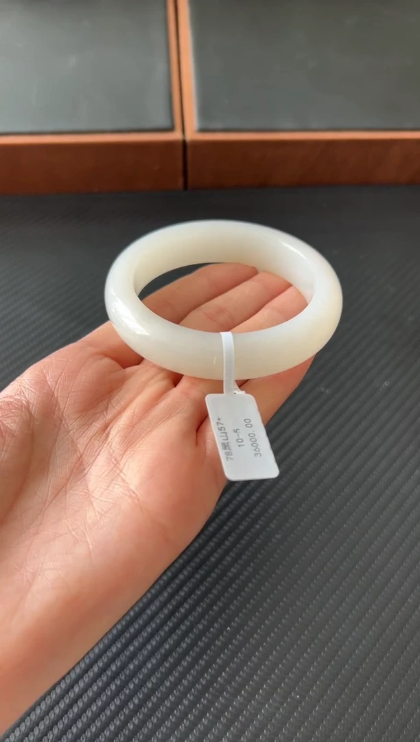 未镶嵌手镯和田玉三***?黑山微色差57+