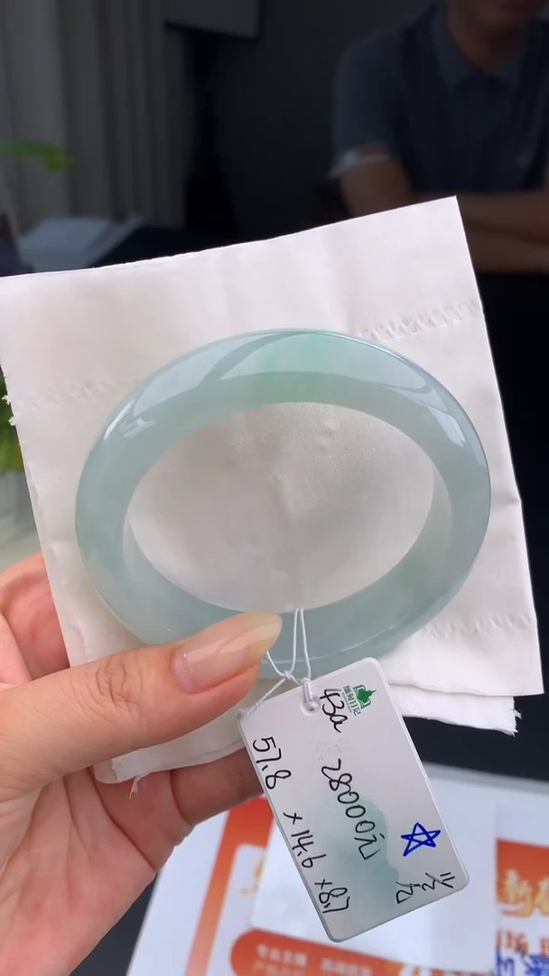 【闪购商品】翡翠手镯未镶嵌 #情人节#送礼，下单联系客服核对地址~