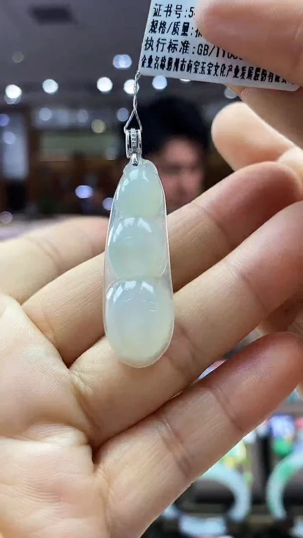 颈饰18K金镶嵌翡翠福豆