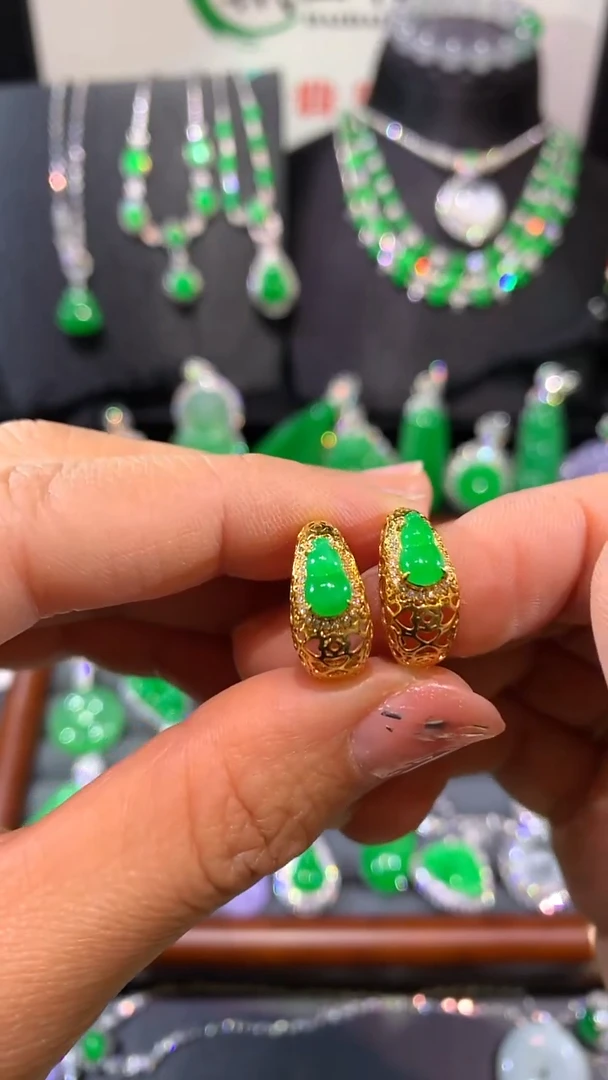 18K金镶嵌翡翠耳饰耳包