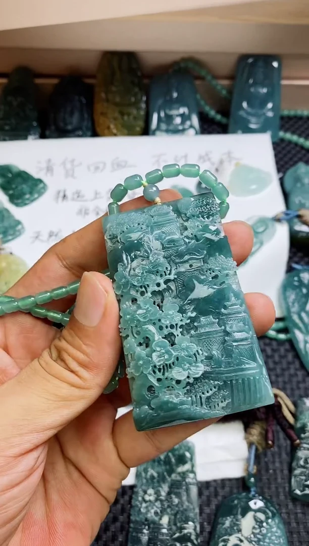 翡翠未镶嵌颈饰稀**啦