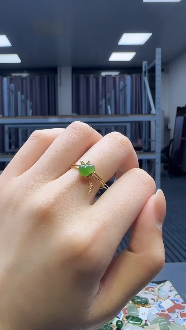 18K金镶嵌戒指和田玉1