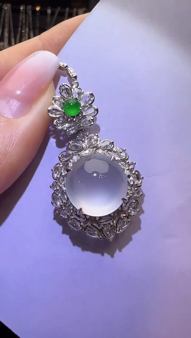 吊坠(不含链)18K金镶嵌翡翠悦****一蛋面