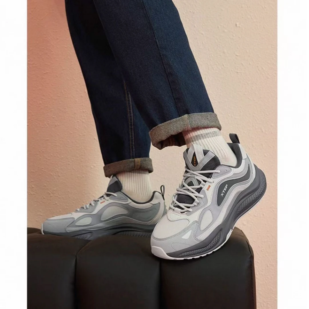 特步弥繁休闲鞋男2025春季新款复古老爹跑步运动鞋子975119320025