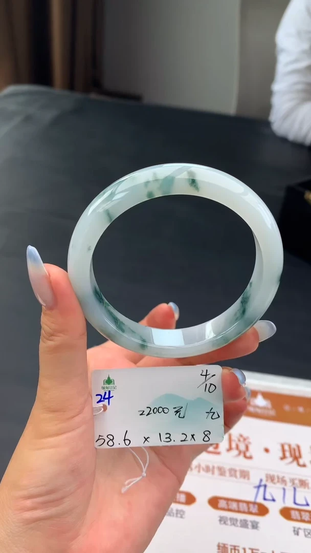 未镶嵌手镯翡翠自带#送人#，联系客服核对地址~
