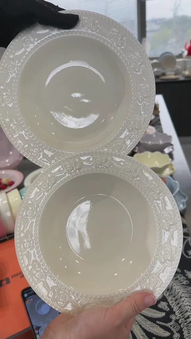 【闪购商品】瓷2个浮雕草莓深盘-奶油白8寸