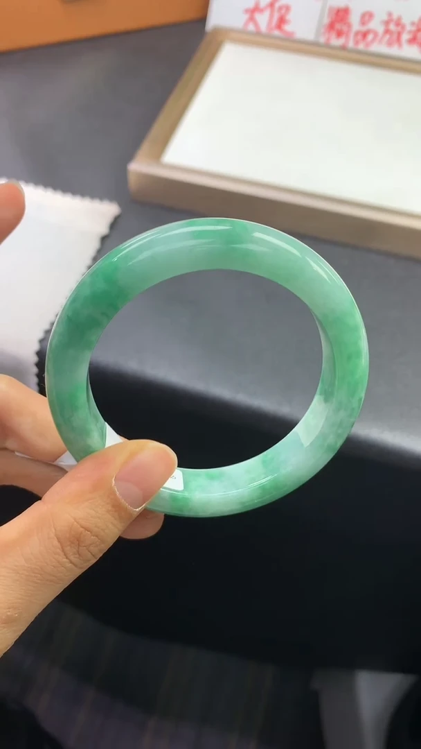 未镶嵌手镯翡翠退货需手镯吊牌标签完好