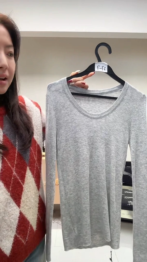 浅灰色圆领修身羊毛打底