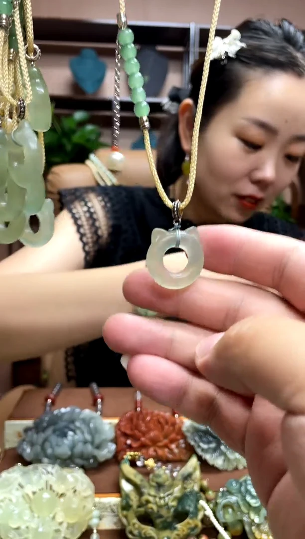 岫玉未镶嵌吊坠多样性发货发其中之一