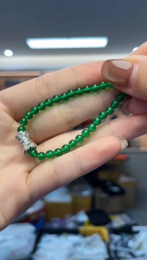 颈饰未镶嵌翡翠（多样性发一件）