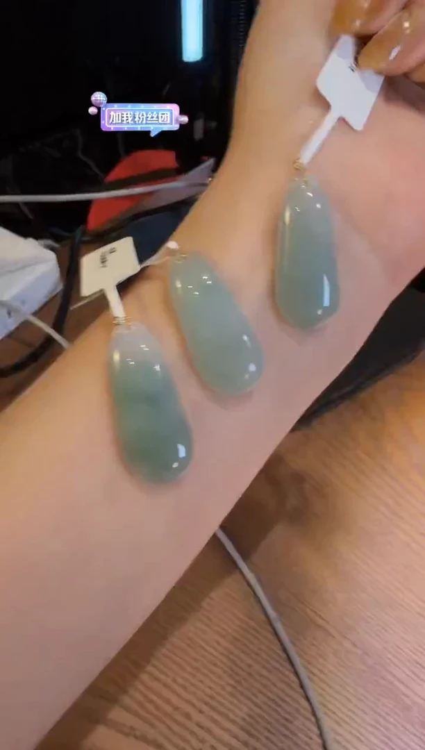 颈饰18K金镶嵌翡翠吊坠（多样性发其一）