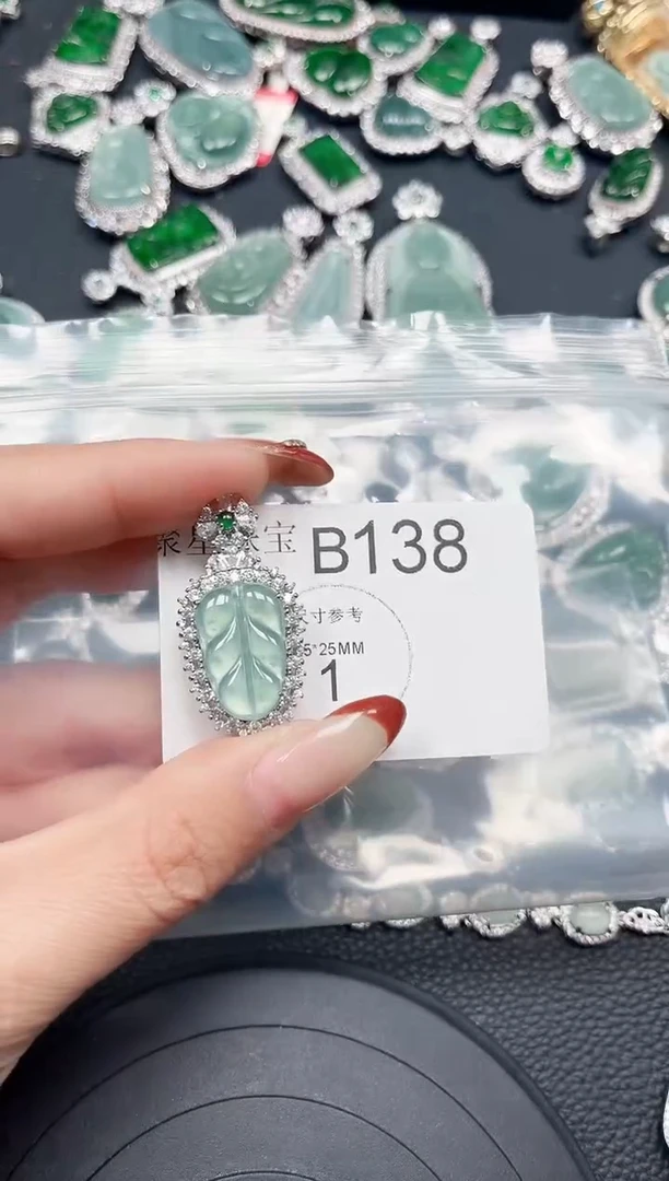 【闪购商品】翡翠颈饰未镶嵌赠皮绳138