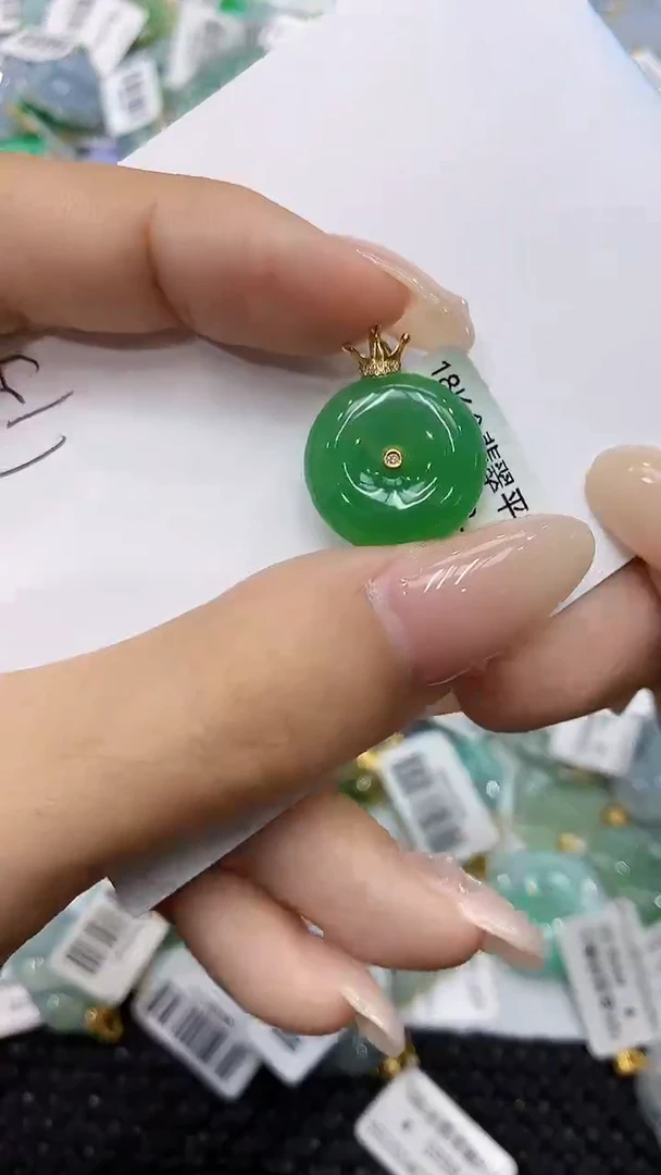 翡翠18K金镶嵌颈饰111111111111