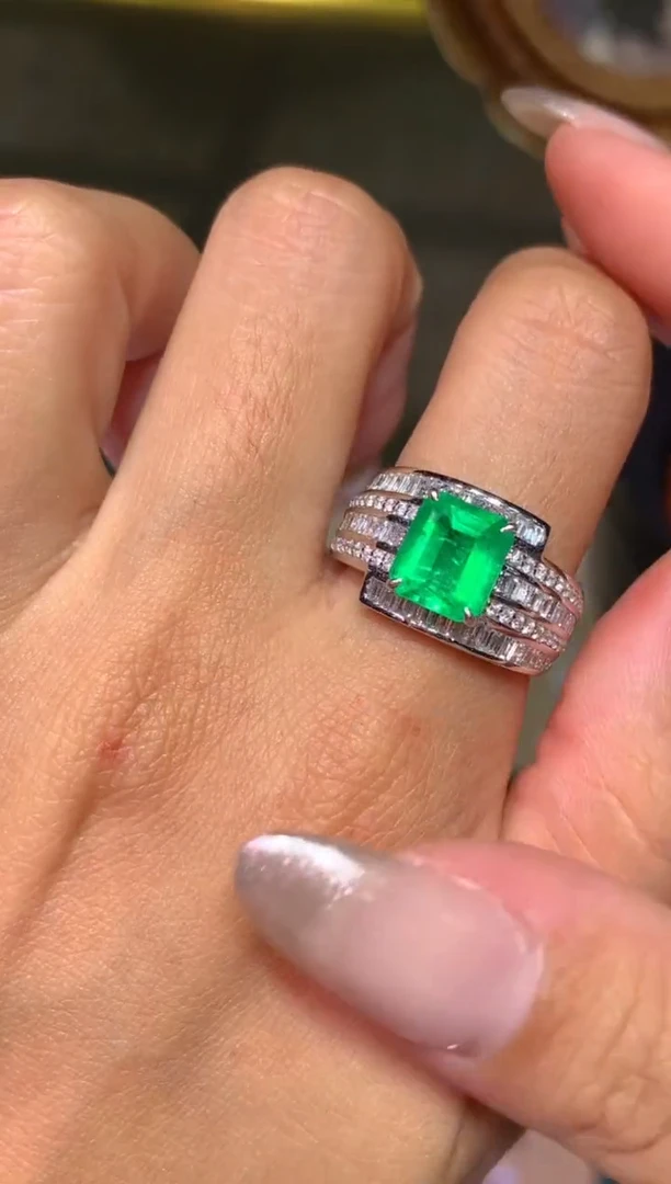 祖母绿戒指18K金镶嵌2.07CT