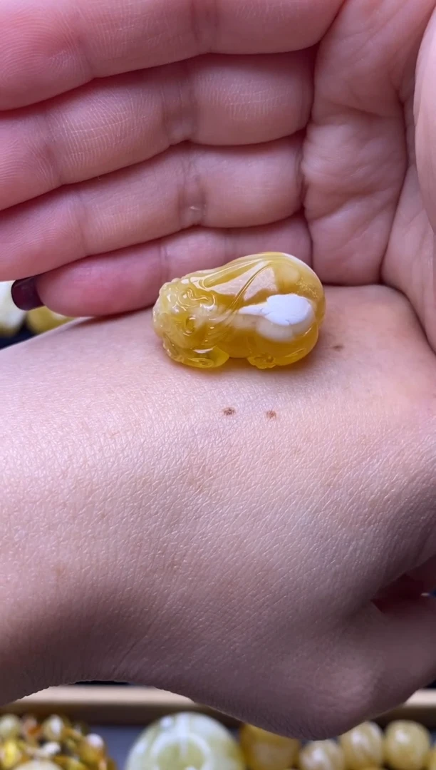 【闪购商品】琥珀裸石未镶嵌月.6