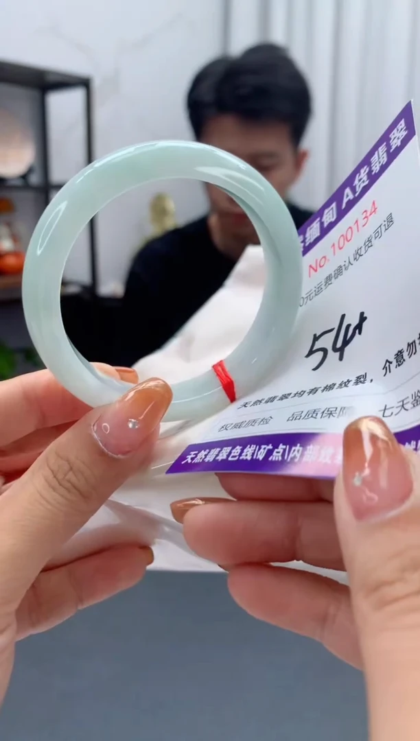 未镶嵌手镯翡翠有纹，完美者勿拍