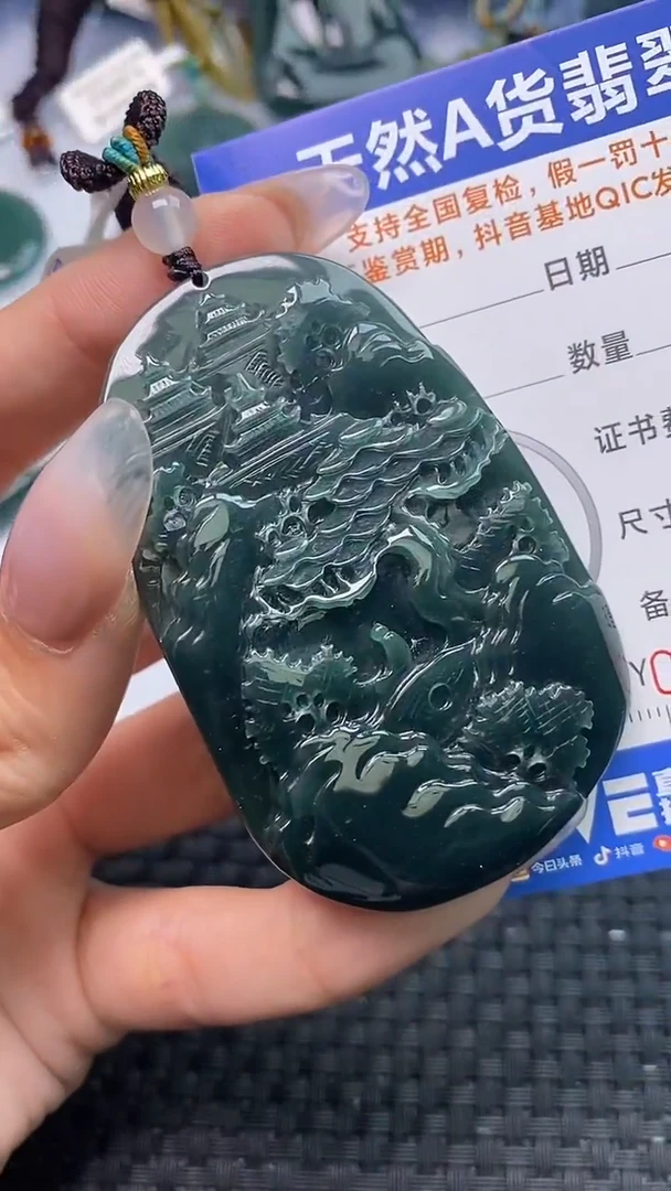 翡翠未镶嵌颈饰    4843