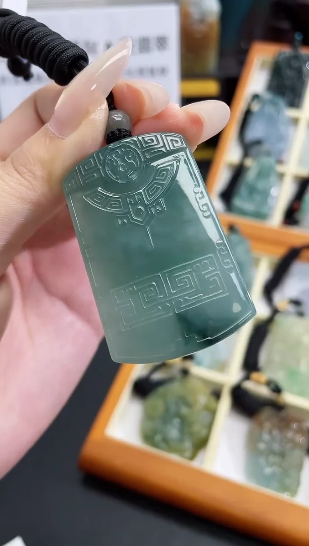 翡翠未镶嵌颈饰无事牌