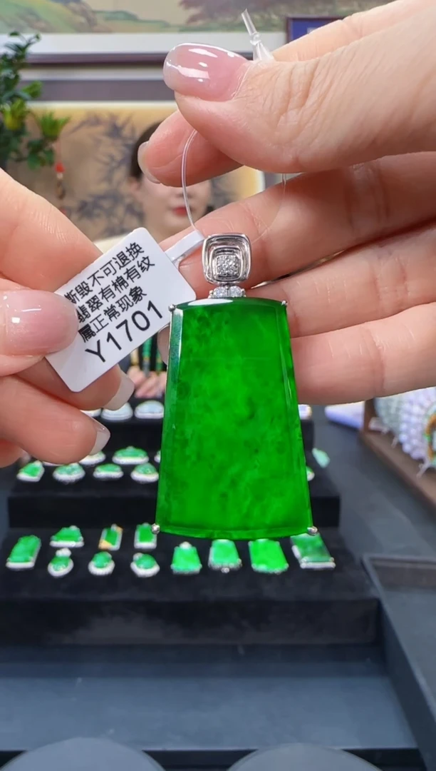 颈饰18K金镶嵌翡翠Y1701无事牌