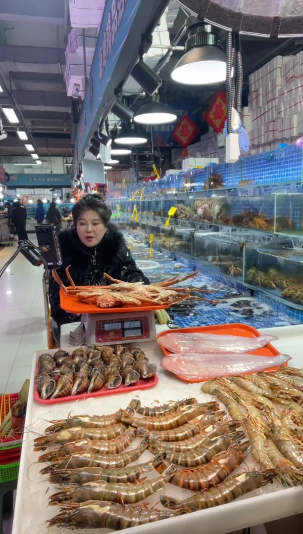 中国大陆鲜活板蟹2只，4.5斤