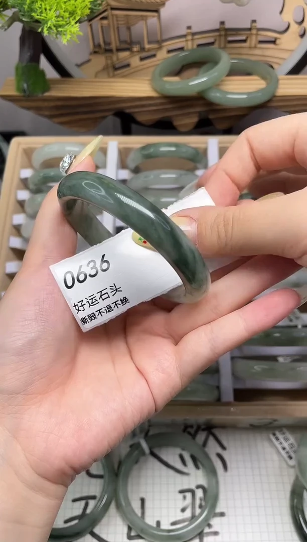未镶嵌手镯石英质玉0636