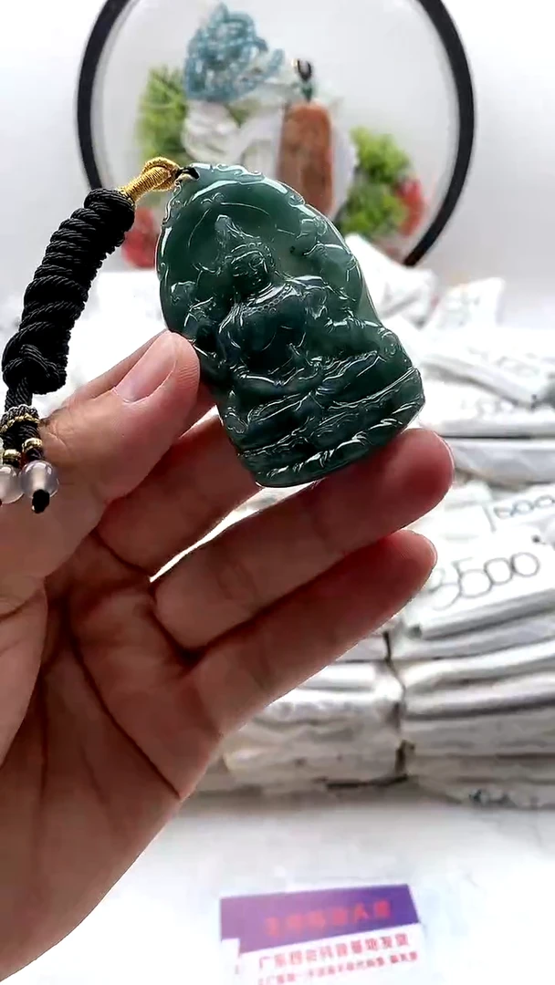 翡翠未镶嵌颈饰千手观音
