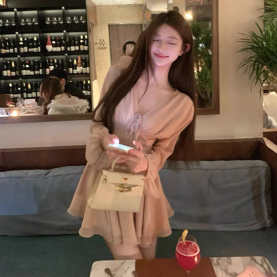 法式V领长袖修身显瘦连衣裙女春秋季新款甜美性感气质收腰短裙子