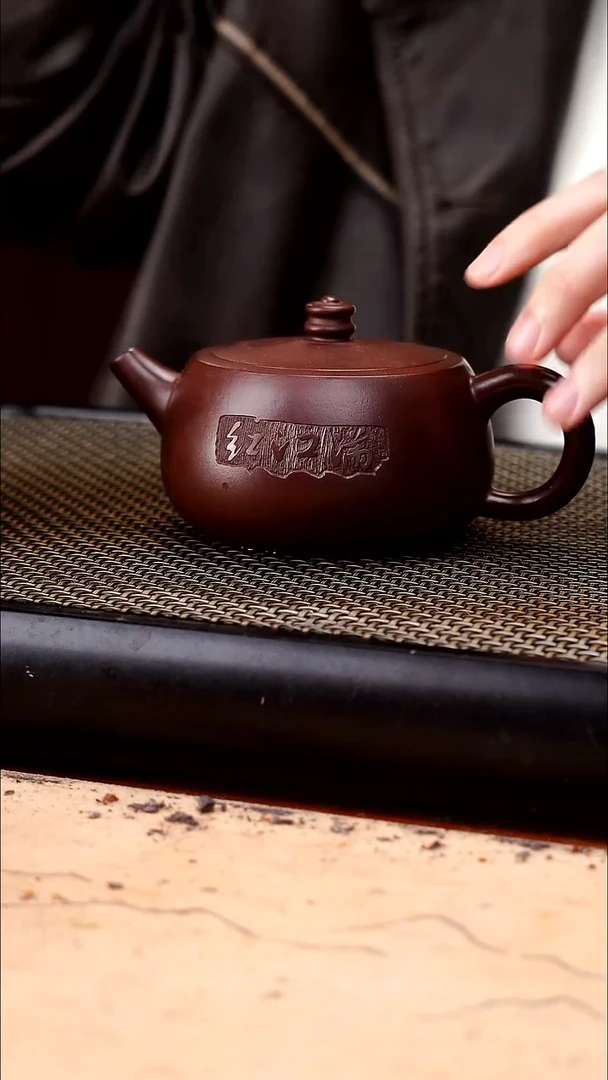 茶壶紫砂紫袍玉砂精工刻绘满江红嵌盖汉瓦180cc