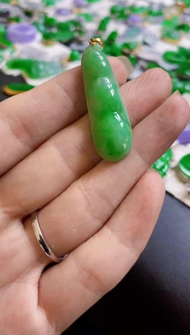 翡翠18K金镶嵌颈饰豆