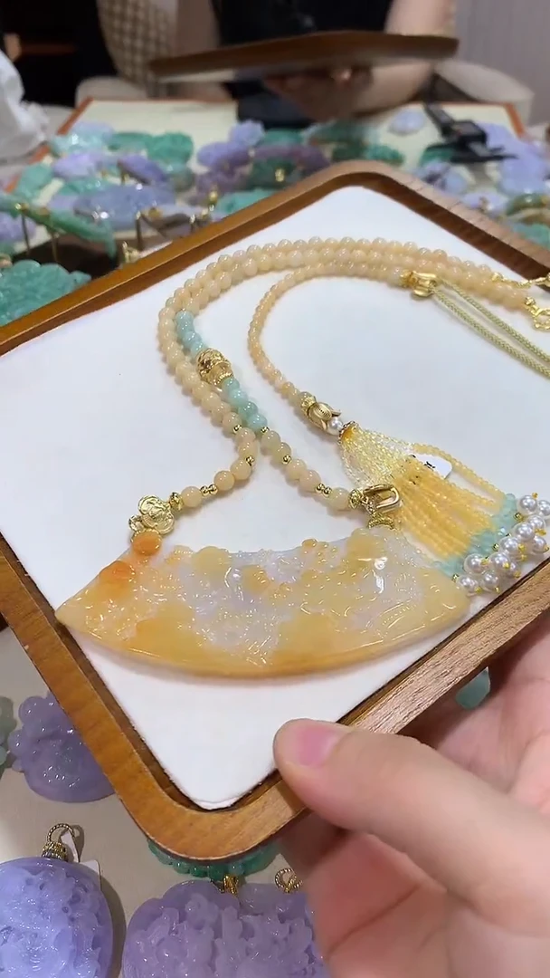 颈饰未镶嵌翡翠吊坠