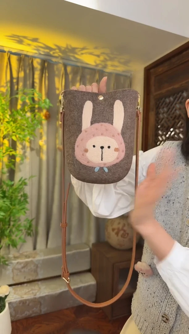 羊毛非遗羊毛毡包 手机包兔子