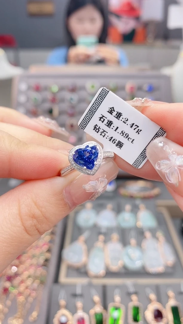 18K金镶嵌戒指坦桑石1.89