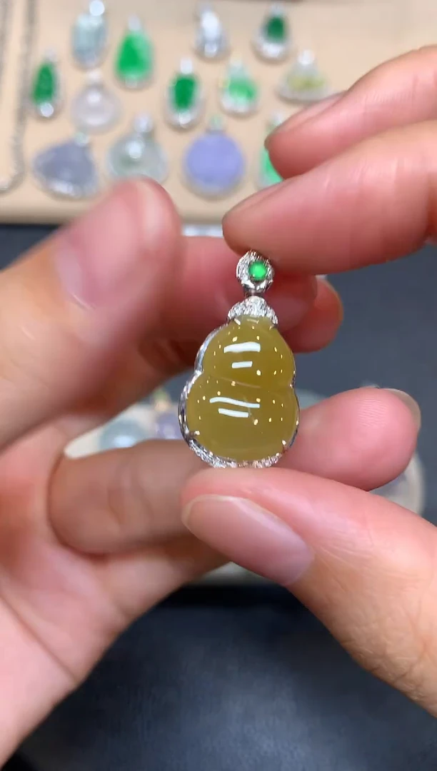 颈饰18K金镶嵌翡翠葫芦【无服务费