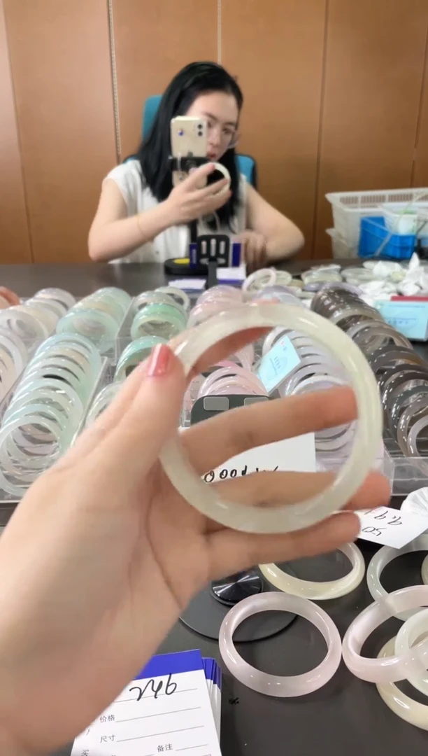 未镶嵌手镯石英质玉11L241