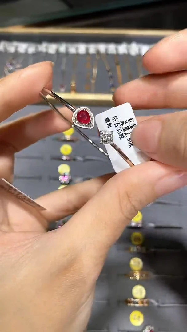 18K金镶嵌手镯红宝石