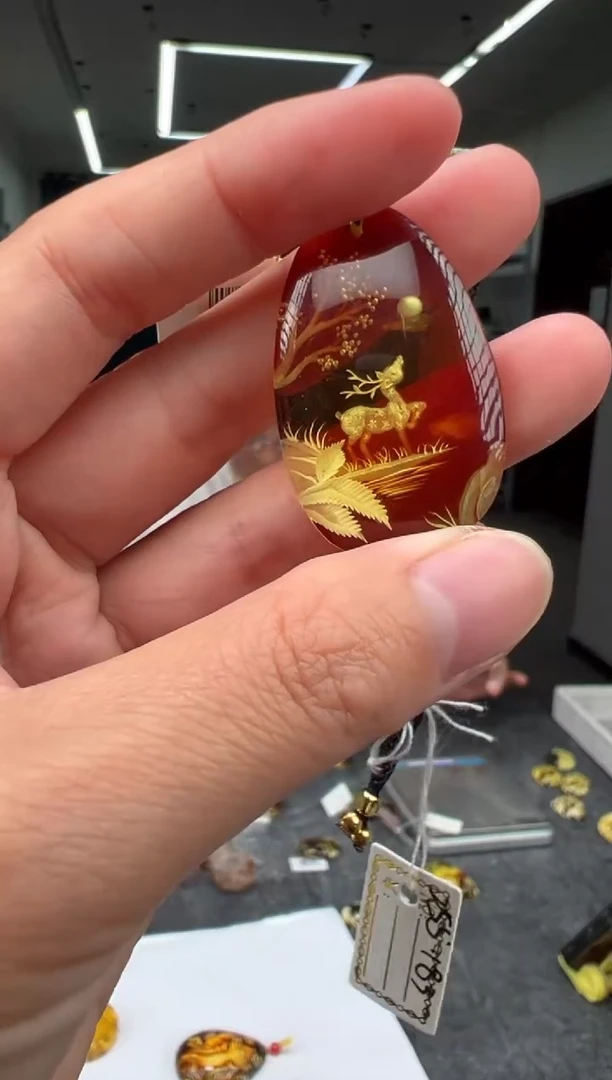 未镶嵌颈饰琥珀鹿